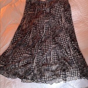 Sz Med.  Lined, Elegant Black and White Patterned Skirt.  Moves nicely.  Pull on